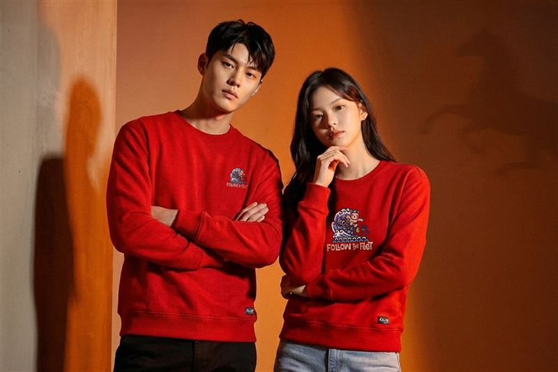 Hang Ten &times; 洪福田《浪騰馬躍》馬年聯名系列，建議售價990元。（圖／品牌業者提供）