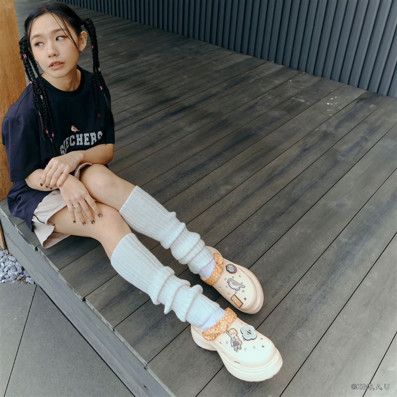 SKECHERS x 鬼滅之刃-我妻善逸款FOAMIES亮橘配色，搭配白長襪打造Y2K潮流。（圖／品牌業者提供）