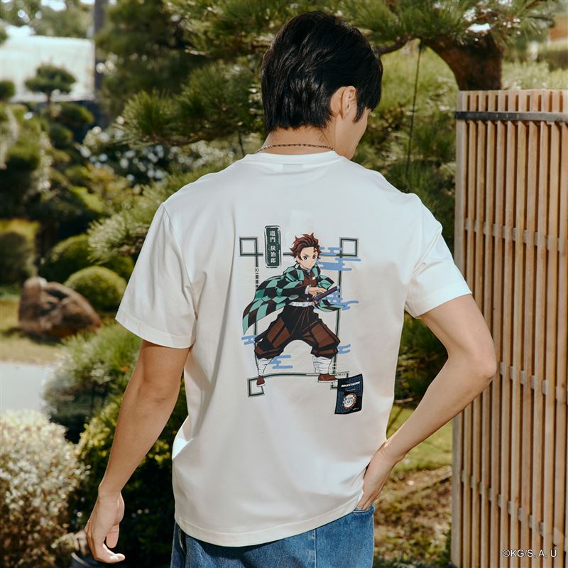 SKECHERS x 鬼滅之刃聯名潮Tee-炭治郎款。（圖／品牌業者提供）