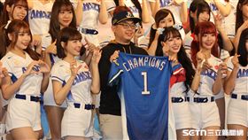 經典賽啦啦隊CT AMAZE見面會，峮峮、林襄站C位。（圖／記者劉彥池攝影）