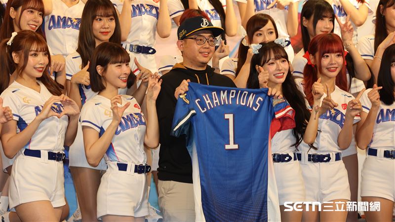 經典賽啦啦隊CT AMAZE見面會，峮峮、林襄站C位。（圖／記者劉彥池攝影）