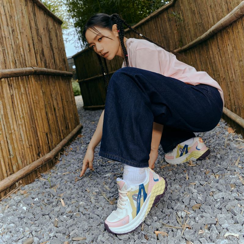 SKECHERS戀柱款粉嫩配色，在日式竹籬背景下更顯色。（圖／品牌業者提供）