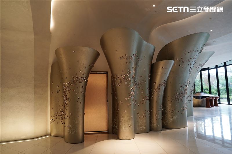 陶朱隱園金碧輝煌的牆面其實鑲嵌著水晶，且波浪造型讓整體看起來更活潑。（圖／記者趙于瑩攝影）