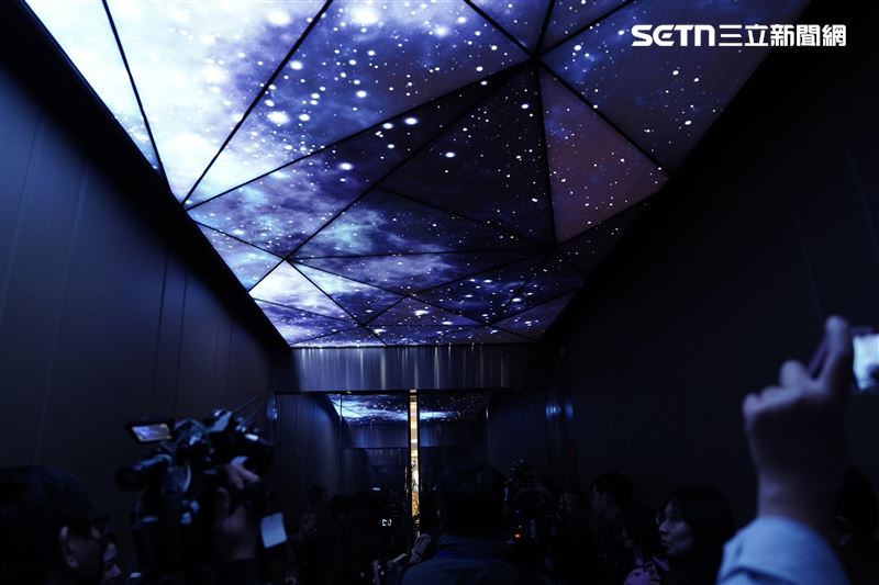 且電梯內還有絕美的科幻星科美景，等待抵達也不無聊。（圖／記者趙于瑩攝影）