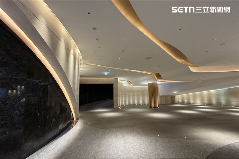 陶朱隱園停車場採光充足，空間明亮且不刺眼。（圖／記者趙于瑩攝影）