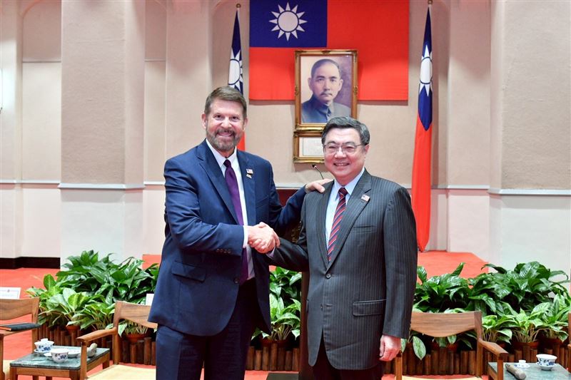 行政院長今（27）日接見美國台灣商業協會（USTBC）主席柯拉克（Keith Krach）、會長韓儒伯（Rupert Hammond-Chambers）訪團一行。（圖／行政院提供）