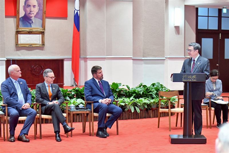 行政院長今（27）日接見美國台灣商業協會（USTBC）主席柯拉克（Keith Krach）、會長韓儒伯（Rupert Hammond-Chambers）訪團一行。（圖／行政院提供）