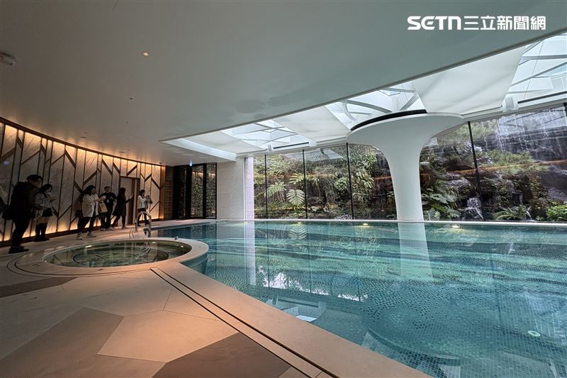陶朱隱園泳池寬敞明亮，游累了還能看看戶外10米瀑布的綠意美景。（圖／記者趙于瑩攝影）