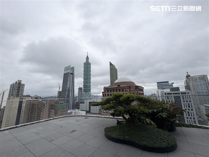 陶朱隱園頂樓擁有絕佳視野，將信義區繁華夜景與台北101盡收眼底。（圖／記者趙于瑩攝影）