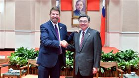 行政院長今（27）日接見美國台灣商業協會（USTBC）主席柯拉克（Keith Krach）、會長韓儒伯（Rupert Hammond-Chambers）訪團一行。（圖／行政院提供）