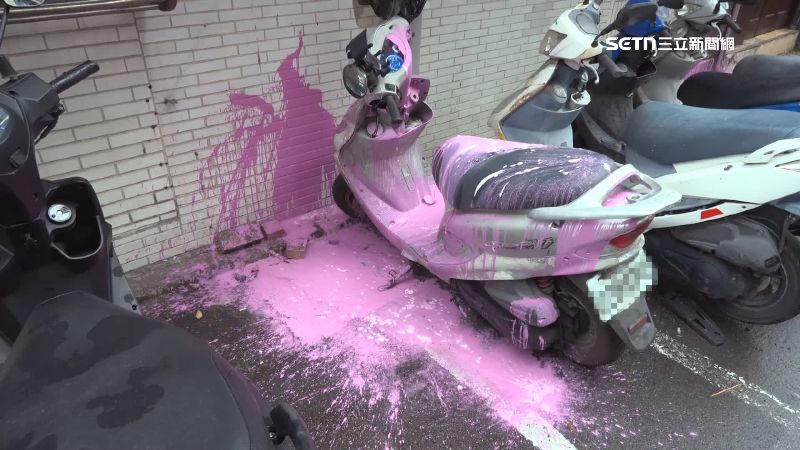 停在一旁的機車也遭殃