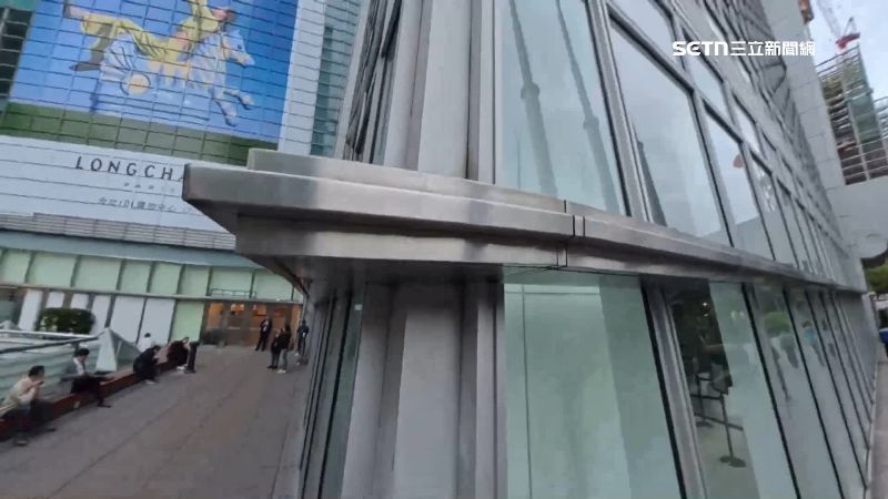 台北101窗框疑似被民眾爬歪