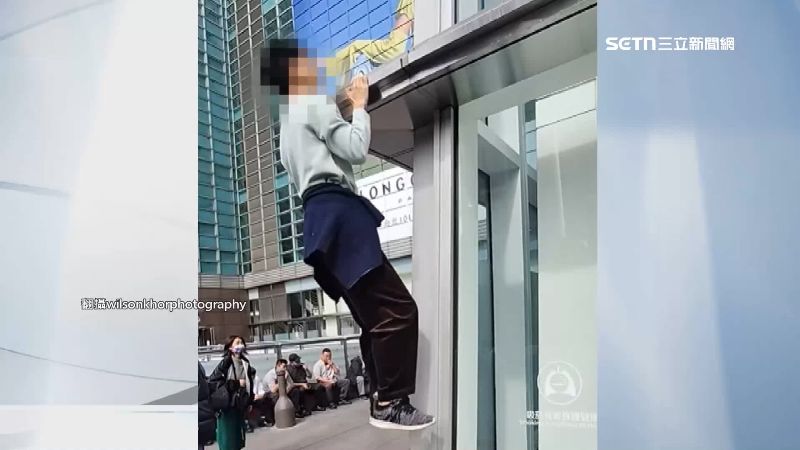 搶當霍諾德，民眾跟風爬台北101窗框疑遭扳歪