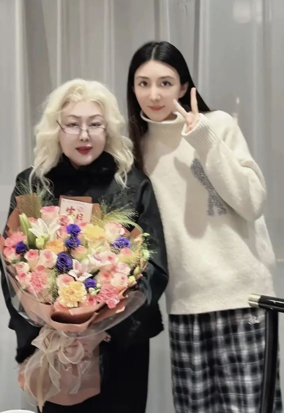 斯琴高娃(左)慶生照引起討論。(圖/翻攝自微博)