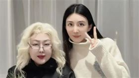 斯琴高娃慶生照引起討論。（圖／翻攝自微博）