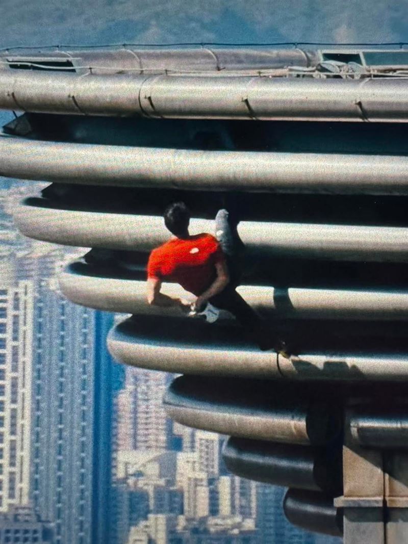 網友貼出霍諾德單腳夾住建築物後仰的截圖，稱他有用細微到看不見的鋼絲，呼籲大家不要被騙了。（圖／翻攝自Netflix IG）