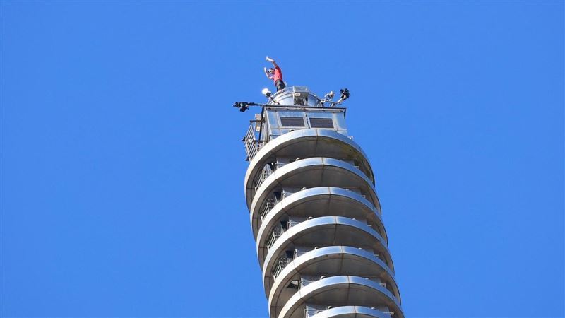 霍諾德徒手攀登台北101，耗時1小時31分成功登頂。（圖／記者鄭孟晃攝影）