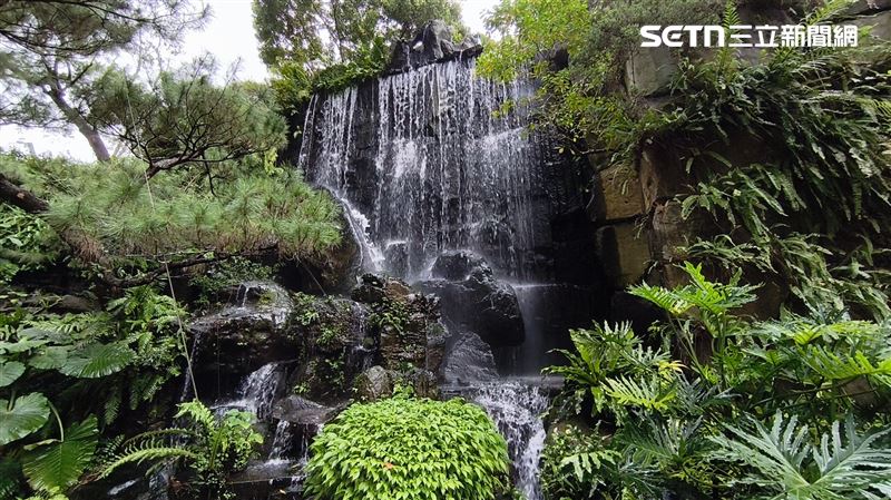 陶朱隱園地下一樓戶外瀑布水池。（圖／記者陳韋帆攝影）