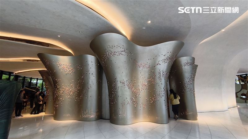 陶朱隱園一樓大廳神秘的洗手間，不仔細看難以發現。（圖／記者陳韋帆攝影）