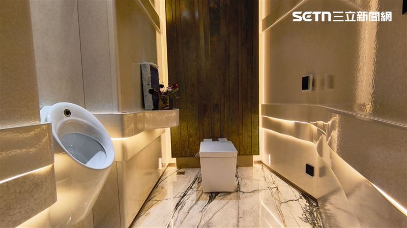 陶朱隱園洗手間以金色為主軸設計。（圖／記者陳韋帆攝影）