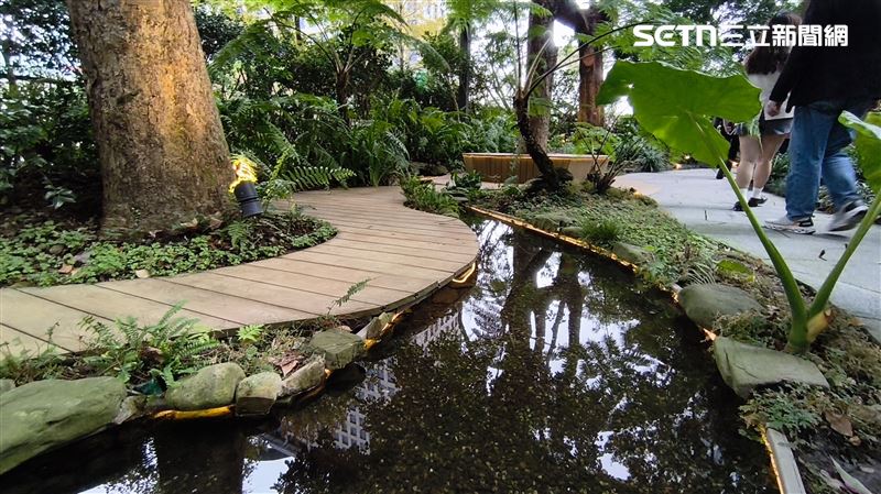 陶朱隱園一樓以小橋流水造景。（圖／記者陳韋帆攝影）