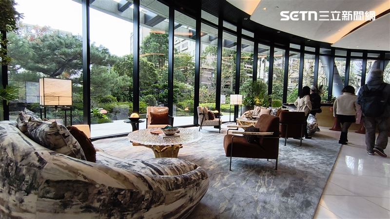 陶朱隱園一樓大廳內部全採落地窗設計，可直接欣賞瀑布、森林景色。（圖／記者陳韋帆攝影）