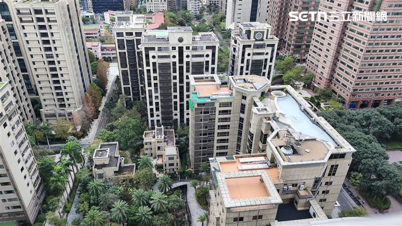 陶朱隱園頂樓可俯視郭台銘家族所在的信義富邦社區。（圖／記者陳韋帆攝影）