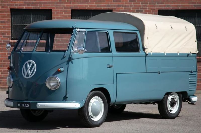 美國威力球中獎得主艾德溫·卡斯楚（Edwin Castro），被拍到在洛杉磯駕駛1958年款福斯Kombi箱型貨車。（圖／翻攝自BRING A TRAILER美國線上汽車拍賣平台）