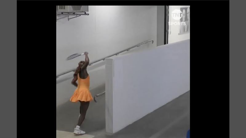 美國女將葛芙（Coco Gauff）在後台砸拍畫面被澳網官方攝影機拍下。（圖／翻攝自X平台 @tntsports）