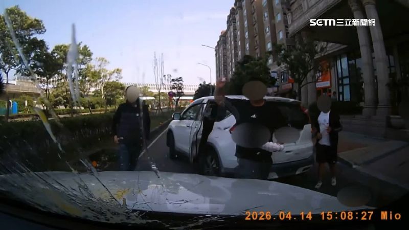 黑衣男拿著整盒雞蛋狂砸車子