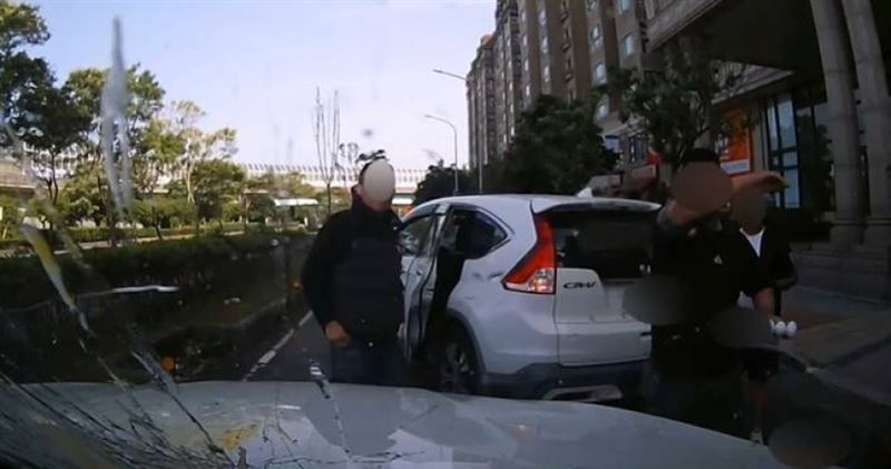 陳姓男子因欲與蔡姓商人拆夥地下錢莊，遭蔡男等人丟雞蛋恐嚇，威脅給2700萬元才肯放手。（圖／翻攝畫面）