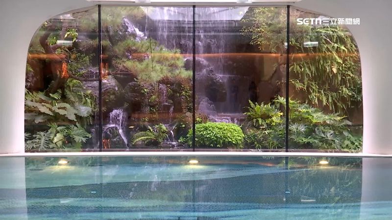 泳池就面對著人造瀑布