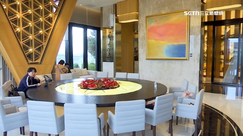 頂樓宴會廳可容納18到20人