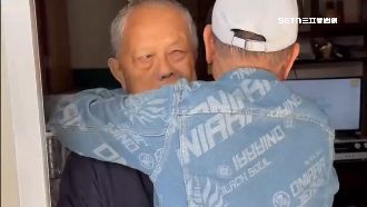「軍中同袍」隔64年再見面　激動擁抱狂聊