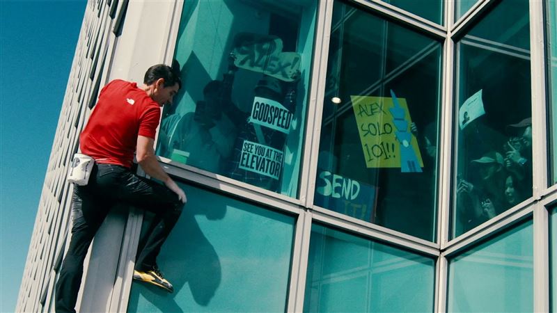 全台320萬素食者嗨翻！霍諾德不吃肉也能練出神級體能，整型外科名醫潘致皓醫師曝光霍諾德 Alex honnold 選擇植物性飲食重大關鍵。（圖／NetfliX提供）