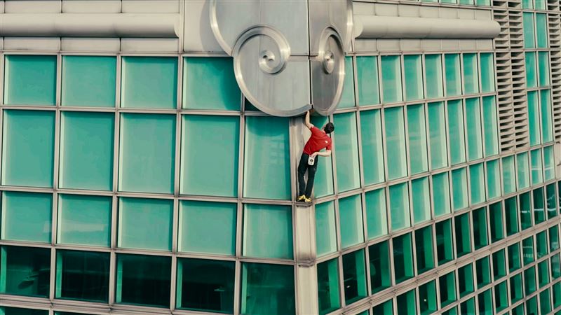 全台320萬素食者嗨翻！霍諾德不吃肉也能練出神級體能，整型外科名醫潘致皓醫師曝光霍諾德 Alex honnold 選擇植物性飲食重大關鍵。（圖／NetfliX提供）