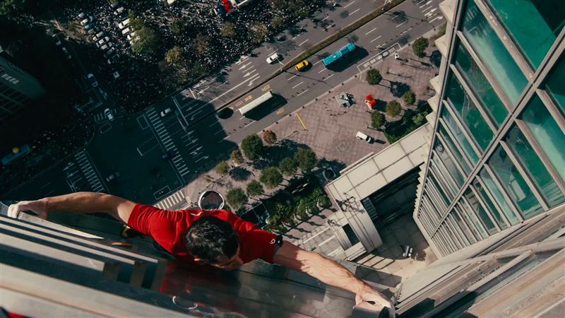 全台320萬素食者嗨翻！霍諾德不吃肉也能練出神級體能，整型外科名醫潘致皓醫師曝光霍諾德 Alex honnold 選擇植物性飲食重大關鍵。（圖／NetfliX提供）