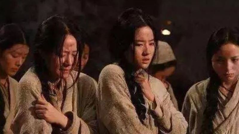 獄官丙吉從女囚中挑選兩名正值哺乳期的女子，負責照料劉病已的起居飲食。（影視示意圖／翻攝自百度百科）