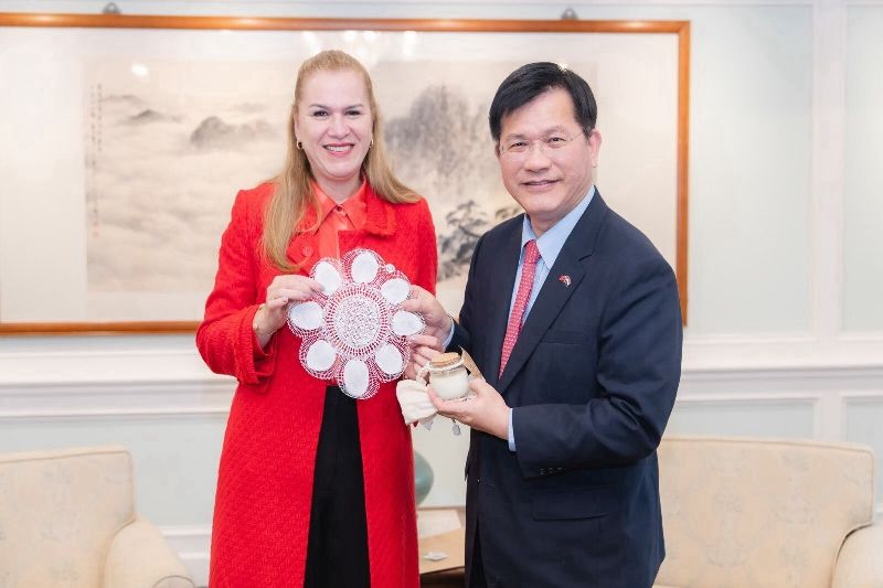 巴拉圭共和國衛福部長芭蘭（Maria Teresa Baran，左）率團訪台，27日接受外交部長林佳龍（右）午宴，並致贈巴國傳統蜘蛛繡（Nanduti）。（外交部提供）