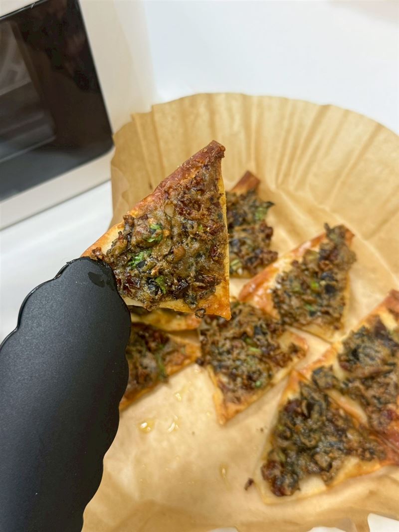 網友分享用水餃皮與皮蛋自製「皮蛋多力多滋」。（圖／翻攝「大全聯好物分享社」臉書）