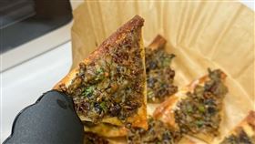 用水餃皮與皮蛋自製「皮蛋多力多滋」。（圖／翻攝畫面）