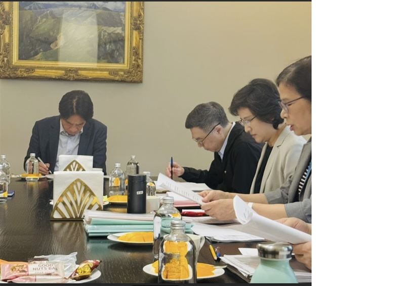 賴清德接受民視《台灣最前線》專訪時分享在台美關稅談判期間開會吃芒果。（圖／總統府提供）