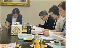 賴清德接受民視《台灣最前線》專訪時分享在台美關稅談判期間開會吃芒果。（圖／總統府提供）