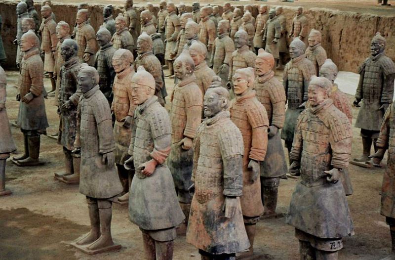 秦始皇兵馬俑被譽為世界第八大奇蹟,每年總會吸引大批遊客前往朝聖。(圖/翻攝自維基百科)