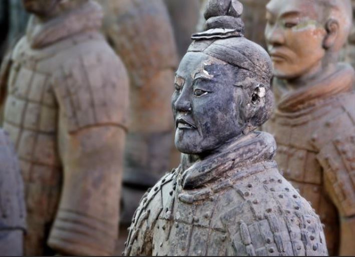 陶俑表面的漆層與彩繪極其脆弱,環境溫濕度與光線是其最大殺手。合影時不經意留下的閃光與熱能,可能讓這兩千年的色彩加速毀壞。(圖/翻攝自PIXABAY)
