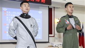 空軍春節加強戰備　防寒飛行服亮相（2）年節將屆，國防部27日舉行國軍春節加強戰備媒體邀訪活動，空軍首度公開新購防寒飛行衣，由防火、防水可透氣布料製造，3月底將完成撥發和教育訓練，飛行員就能穿著防寒衣執行飛行任務。中央社記者鄭清元攝　115年1月27日