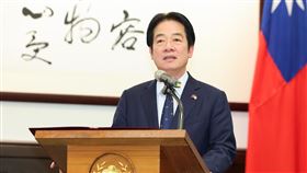 賴總統：台灣將持續捍衛自由民主的生活方式總統賴清德（圖）23日下午在總統府接見美國聯邦參議員加勒戈（Ruben Gallego）等一行，致詞時強調台灣將持續以謹慎、冷靜且負責任的態度，捍衛自由民主生活方式，也盼國際社會不要讓中國任意劃設紅線，破壞區域和平穩定。中央社記者翁睿坤攝　115年1月23日