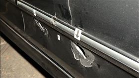 車輛布滿彈孔。（圖／翻攝畫面）
