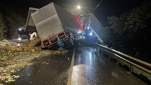 離譜畫面曝！聯結車撞成鷗翼…貨物瀉滿地