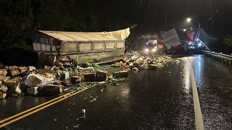 新北市貢寮區台2線濱海公路，鄰近毛蟹坑、福連國小昨晚（27日）發生嚴重車禍。（圖／翻攝畫面）